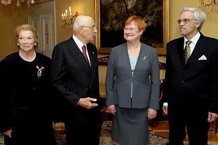 Il Presidente della Repubblica Italiana Giorgio Napolitano e il Presidente della Repubblica di Finlandia Tarja Halonen con i rispettivi consorti Clio e Arajarvi nell'incontro a Palazzo Presidenziale