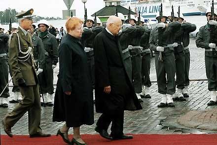 Il Presidente Giorgio Napolitano accompagnato dal Presidente della Repubblica di Finlandia Tarja Halonen durante la cerimonia di benvenuto