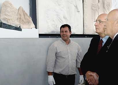 I Presidenti di Italia e Grecia, Napolitano e Papoulias, davanti al frammento del fregio del Partenone, prestato dalla Regione Sicilia.