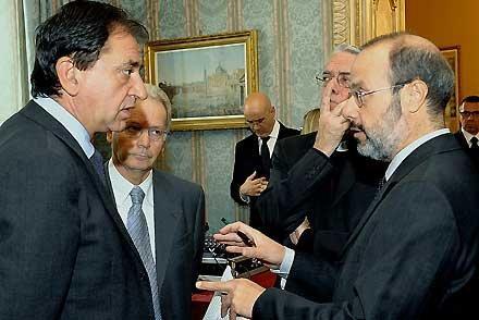 Il Consigliere per la Stampa e la Comunicazione, Pasquale Cascella, con i Direttori dell'Osservatore Romano e della Radio Vaticana in occasione dell'intervista con il Capo dello Stato Napolitano