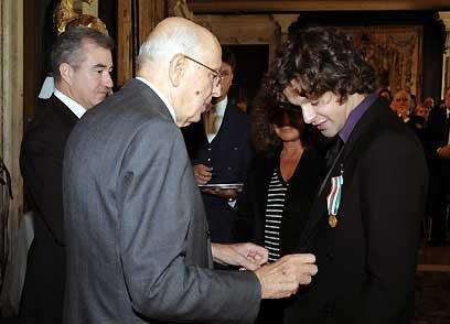 Il Presidente Giorgio Napolitano con il giovane Ian, figlio di Miran Hrovatin, che ha ricevuto la Medaglia d'Oro al Merito Civile alla Memoria