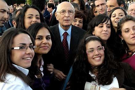 Il Presidente Giorgio Napolitano festeggiato dai giovani, in occasione dell'incontro con i vincitori della XVI edizione del Concorso "Immagini per la Terra" nell'ambito della "Festa d'Autunno