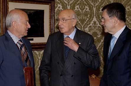 Il Presidente Giorgio Napolitano con il Presidente del Consiglio Romano Prodi e il Presidente della Camera Fausto Bertinotti, in occasione della presentazione della relazione annuale dell'Autorità Garante della Concorrenza e del Mercato