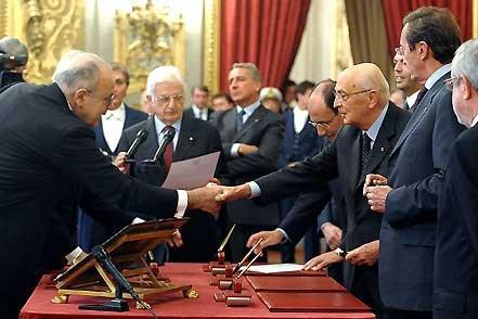 Il Presidente Giorgio Napolitano si congratula con il nuovo Giudice della Corte costituzionale, Alessandro Criscuolo dopo aver pronunciato la formula di giuramento