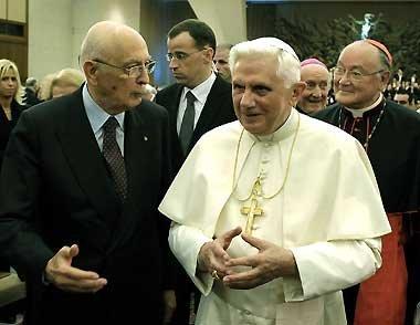 Sua Santità Benedetto XVI con il Presidente Giorgio Napolitano ed il Cardinale Renato Raffaele Martino, al termine del concerto nell'Aula Paolo VI
