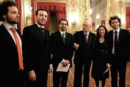 Il Presidente Napolitano con un gruppo di giovani Premiati. Nella foto con il Capo dello Stato: i fratelli Marco e Giovanni Sinopoli, Irene Veneziano, Carmine Emanuele Cella e Giuseppe Russo Rossi