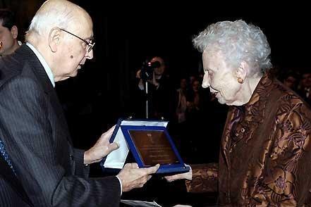 Il Capo dello Stato Giorgio Napolitano consegna a Magda Olivero il Premio Presidente della Repubblica per il 2008