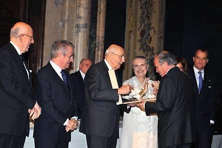 Il Presidente Giorgio Napolitano consegna il Premio Leonardo 2008 al Cav. Lav. Francesco Guargualini, durante la celebrazione della Giornata della Qualità Italia