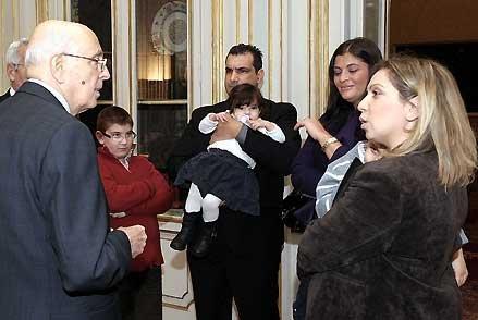 Il Presidente Giorgio Napolitano si intrattiene con i familiari del giovanissimo Antonino Laganà, in occasione dell'incontro al Quirinale, accompagnati dall'On. Jole Santelli