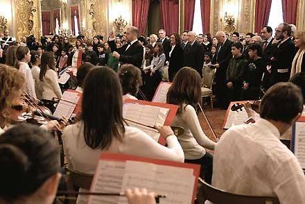Esecuzione dell'Inno Nazionale con gli studenti, nel 60°anniversario della Carta dei Diritti dell'Uomo, alla presenza del Presidente Giorgio Napolitano e del Ministro dell'Istruzione M. Gelmini