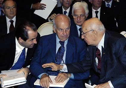 Il Presidente Giorgio Napolitano, nella foto con il Presidente della Camera Fausto Bertinotti e delle Infrastrutture, Antonio Di Pietro, al termine della presentazione della Relazione annuale dell'Autorità per la Vigilanza sui Lavori Pubblici.