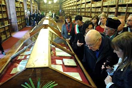 Il Presidente Giorgio Napolitano durante la visita alla Mostra su Foscolo