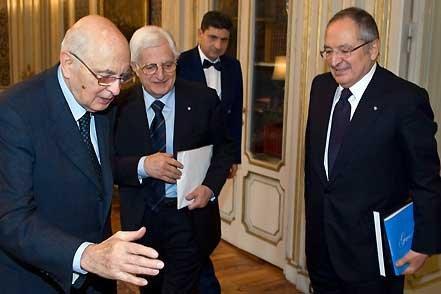 Il Presidente Giorgio Napolitano, con a fianco il Segretario generale Donato Marra, riceve Oscar Fiumara, Avvocato Generale dello Stato, in occasione della presentazione della pubblicazione sulla nuova sede dell'Avvocatura Generale