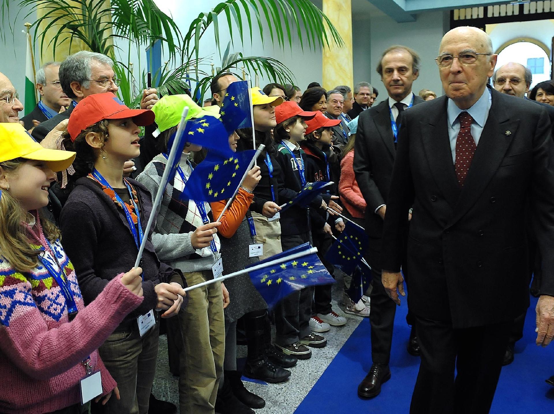 Il Presidente Giorgio Napolitano festeggiato dagli studenti del Liceo "Visconti" al suo arrivo nella sede delle Rappresentanze del Parlamento Europeo e della Commissione Europea, in occasione dell'inaugurazione dello "Spazio Europa"
