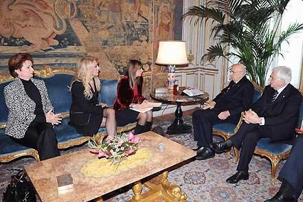 Il Presidente Giorgio Napolitano con l'On. Alessandra Mussolini, Presidente della Commissione parlamentare per l'Infanzia accompagnata dalle Vice Presidenti della Commissione On. Gabriella Carlucci e Sen. Anna Maria Serafini durante i colloqui