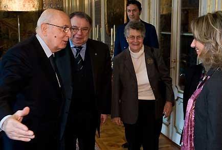 Il Presidente Giorgio Napolitano accoglie il Prof. Massimo Miglio, Presidente dell'Istituto Storico Italiano per il Medioevo, con la Prof.ssa Lori Sanfilippo e la Dott.ssa Federica Colandrea, in occasione della presentazione dell'opera "Repertorium Fontium Historiae Medii Aevi"