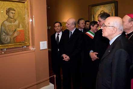 Il Presidente Giorgio Napolitano osserva l'opera &quot;Santo Stefano&quot;, di Giotto, durante la visita alla Mostra allestita al Vittoriano