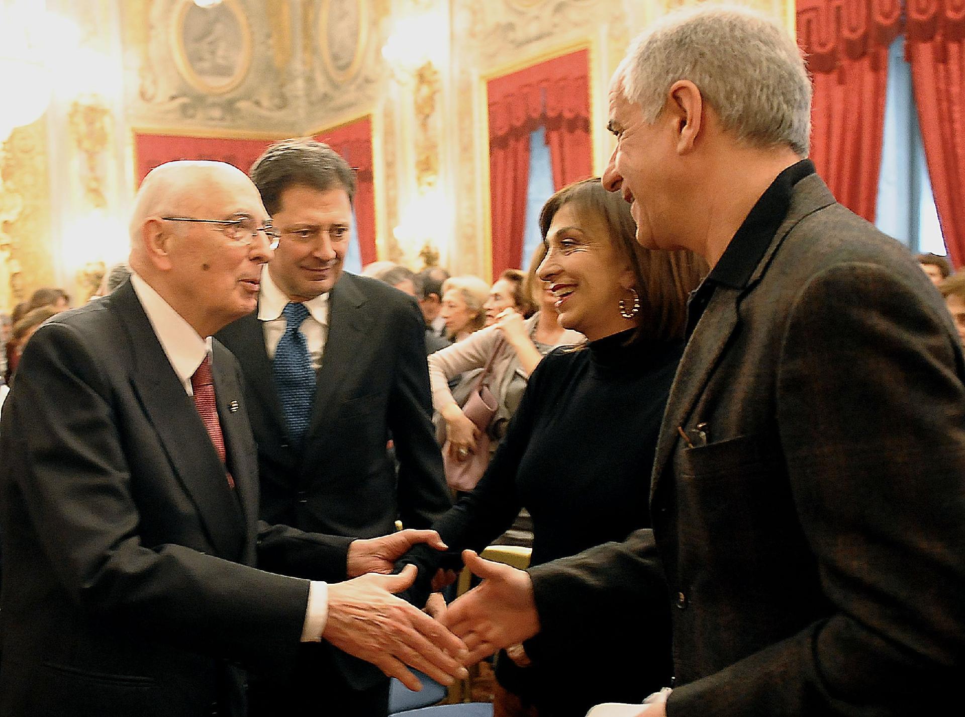 Il Presidente Giorgio Napolitano si congratula con Toni Servillo, Anna Bonaiuto e Giorgio Ficara al termine delle letture "L'eredità di Francesco De Sanctis. Un viaggio tra i capolavori della letteratura italiana" nel 150° anniversario dell'Unità d'Italia