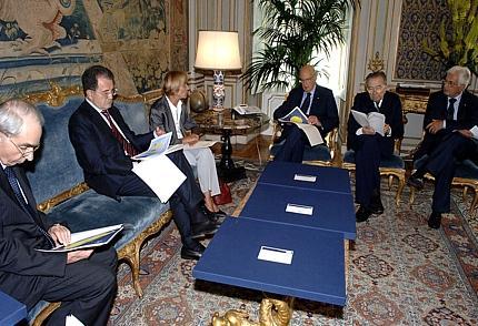 Il Presidente della Repubblica Napolitano ed il Presidente del Consiglio Prodi con alcuni componenti il Comitato dei Garanti per la gestione dei fondi donati dagli italiani alle popolazioni colpite dallo tsunami nel dicembre 2004