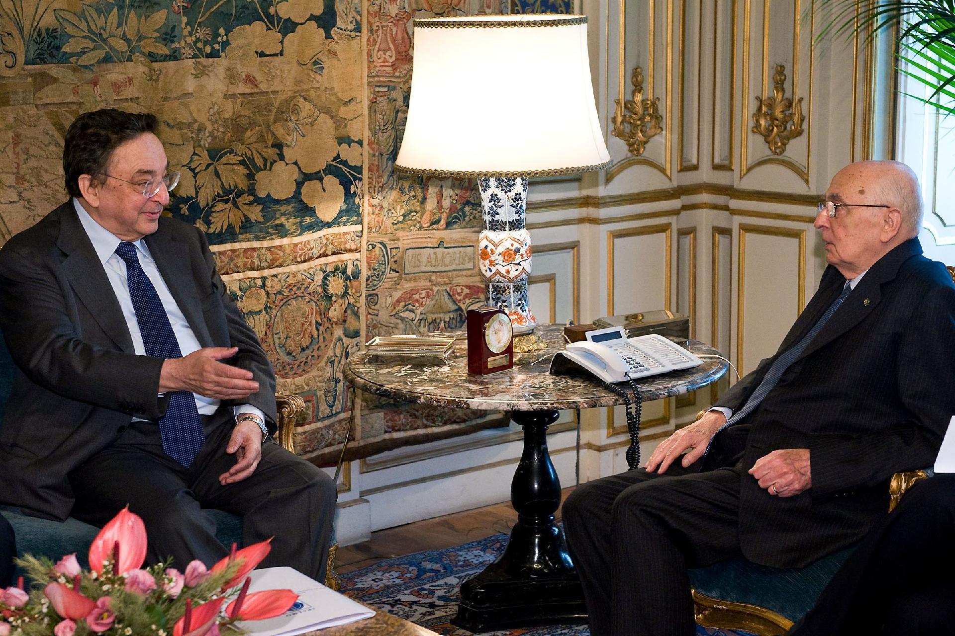 Il Presidente Giorgio Napolitano con Gianni De Michelis, Presidente dell'IPALMO, in occasione dell'incontro con una delegazione del Comitato direttivo dell'Istituto