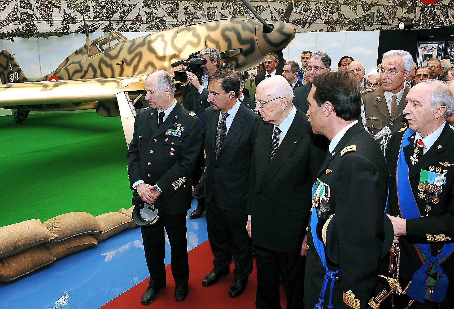 Il Presidente Giorgio Napolitano durante la visita alla Mostra storico-fotografica allestita per il Centenario del 1° volo a motore in Italia dal titolo "Il secolo con le ali", all'aeroporto "Francesco Baracca di Centocelle