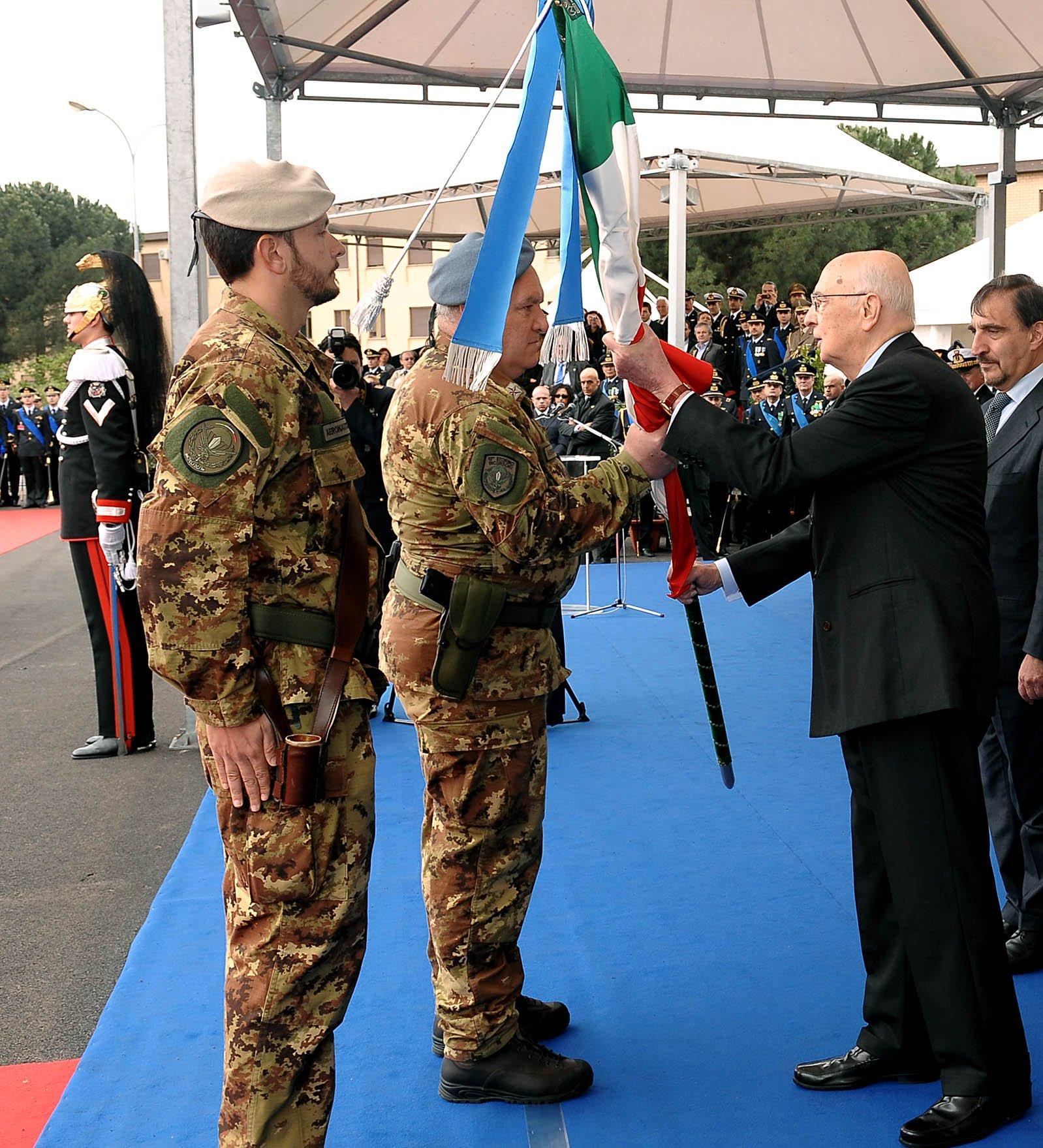 Il Presidente Giorgio Napolitano consegna la Bandiera di Guerra del 17° Stormo &quot;Incursori&quot;, in occasione della Festa dell'Aeronautica