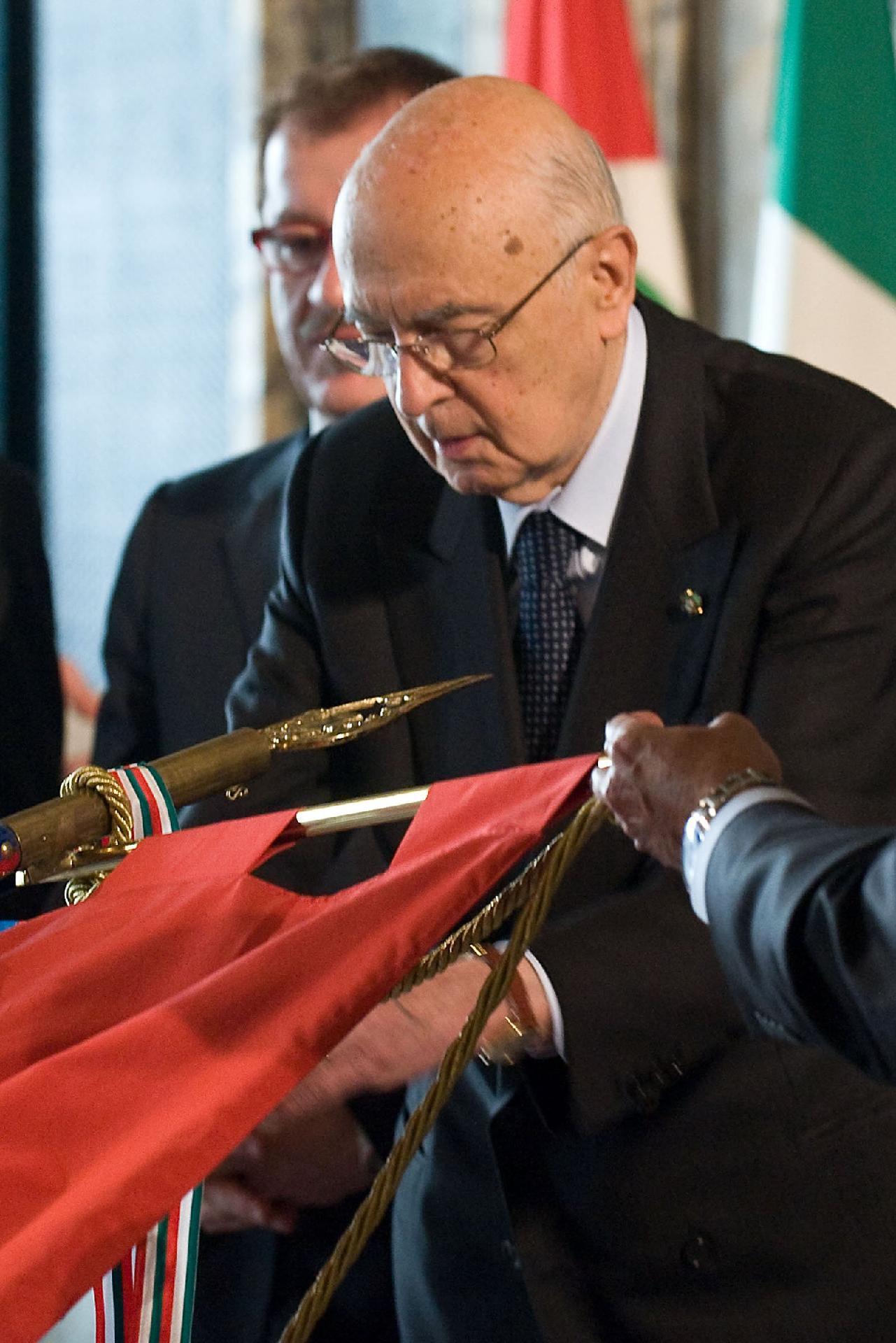 Il Presidente Giorgio Napolitano conferisce la Medaglia d'Oro al Merito Civile al Gonfalone della Provincia di Forlì-Cesena