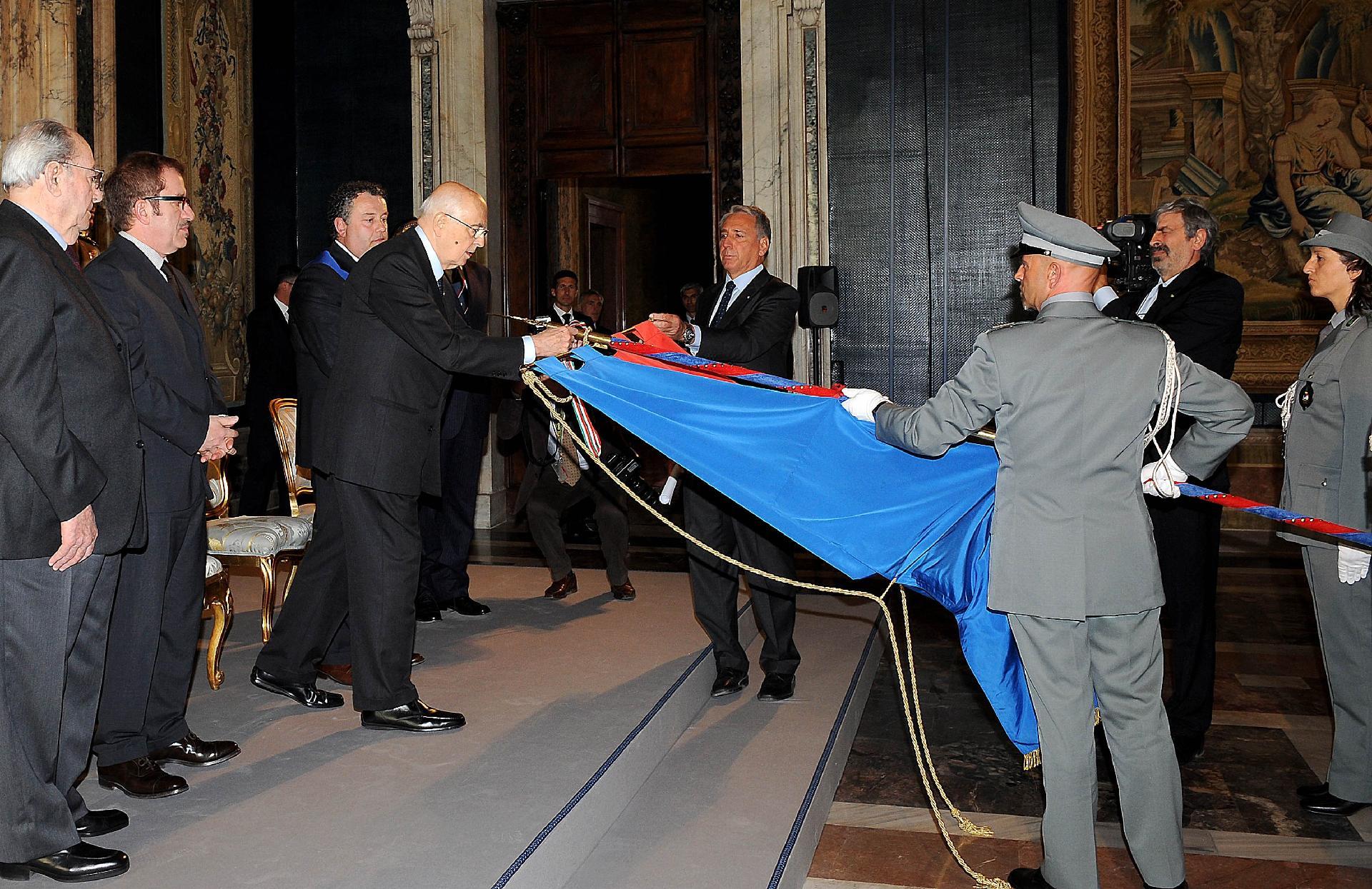 Il Presidente Giorgio Napolitano conferisce la Medaglia d'Oro al Merito Civile al Gonfalone della Provincia di Cesena Forlì