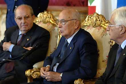 Il Presidente Giorgio Napolitano, a fianco l'On. Gerardo Agostini ed il Segretario generale del Quirinale Donato Marra, durante l'incontro con i rappresentanti delle Associazioni aderenti alla Confederazione Italiana fra le Associazioni Combattentistiche e Partigiane