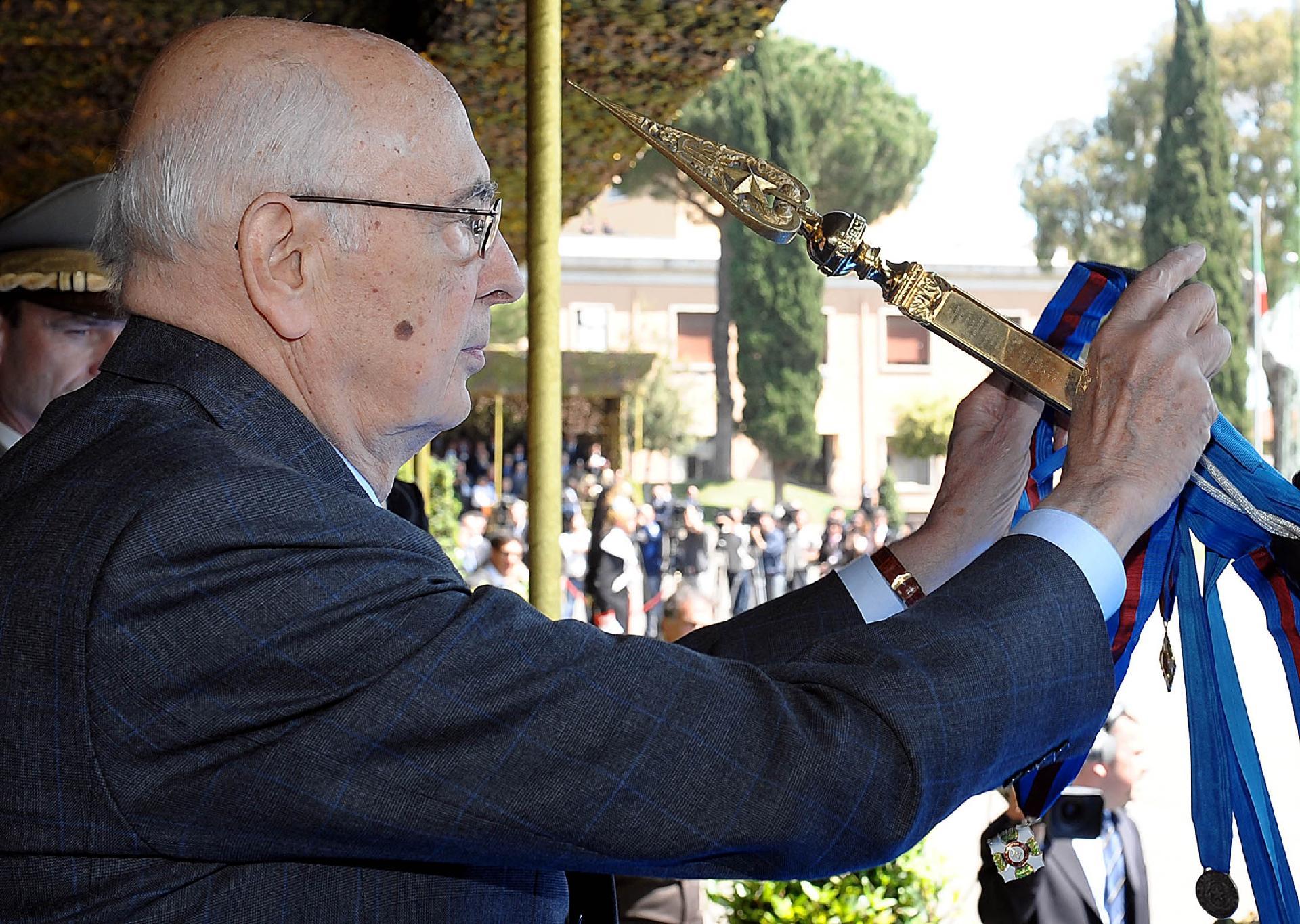 Il Presidente Giorgio Napolitano consegna la Croce di Cavaliere dell'Ordine Militare d'Italia alla Bandiera di Guerra del 1° Reggimento Bersaglieri, durante la celebrazione del 148° anniversario di costituzione dell'Esercito Italiano