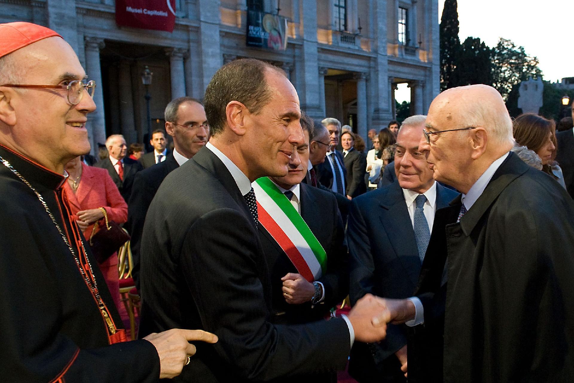 Il Presidente Giorgio Napolitano con il Prof. Giuseppe Profiti e S.Em.Rev. il Cardinale Tarcisio Bertone, al termine del concerto eseguito in occasione del 140° anniversario di fondazione dell'Ospedale Pediatrico del Bambino Gesù