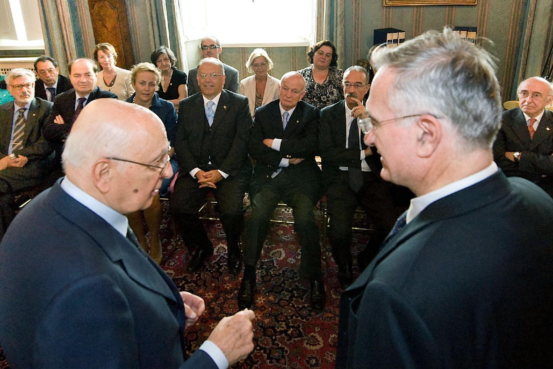 Il Presidente Giorgio Napolitano con Ernesto Caffo, Presidente di "SOS Il Telefono Azzurro Onlus" durante l'incontro con una delegazione del sodalizio