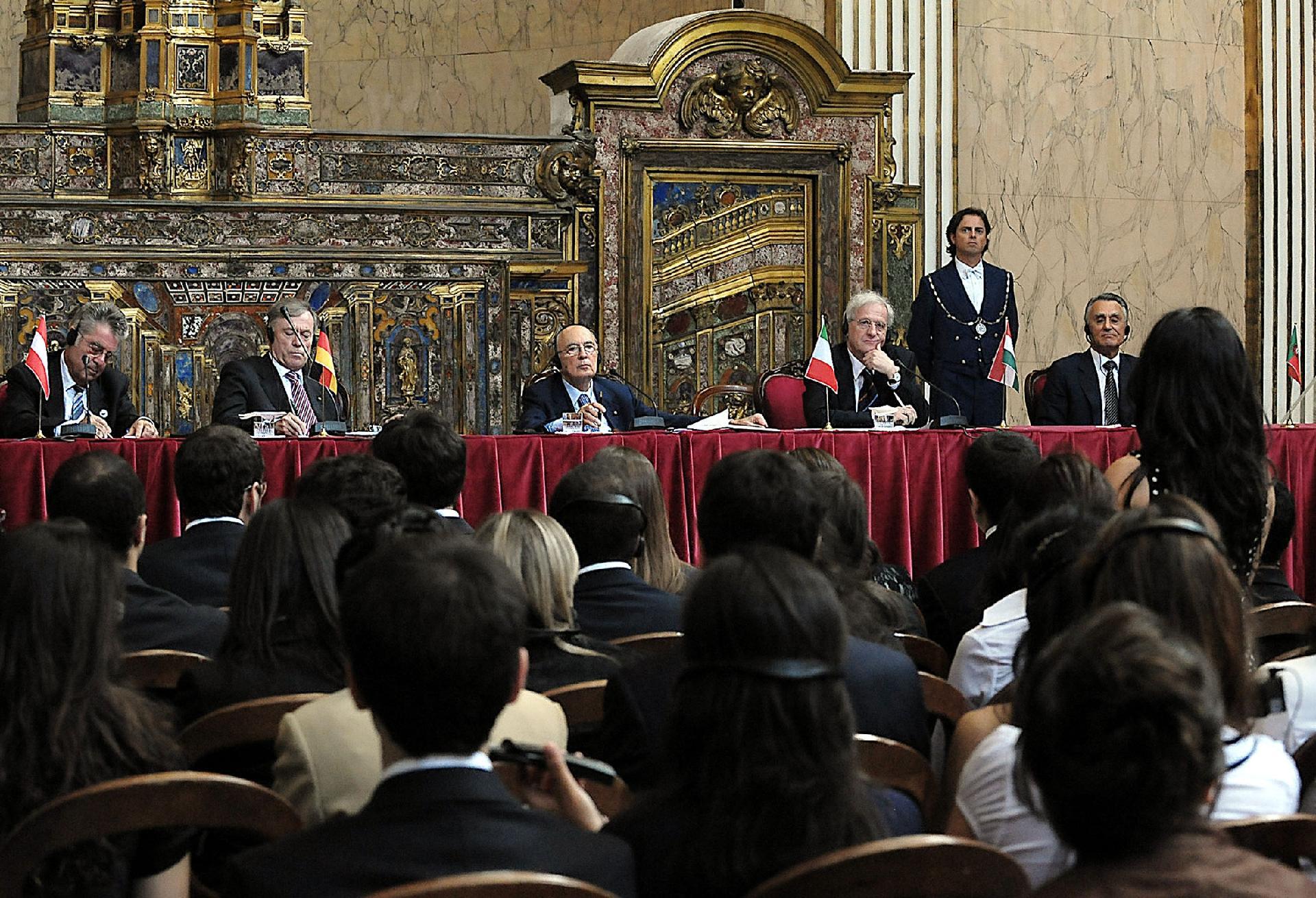 Un momento dell'incontro con i giovani durante le comunicazioni alla stampa, al termine del Vertice Informale Multilaterale dei Capi di Stato "Uniti per l'Europa"