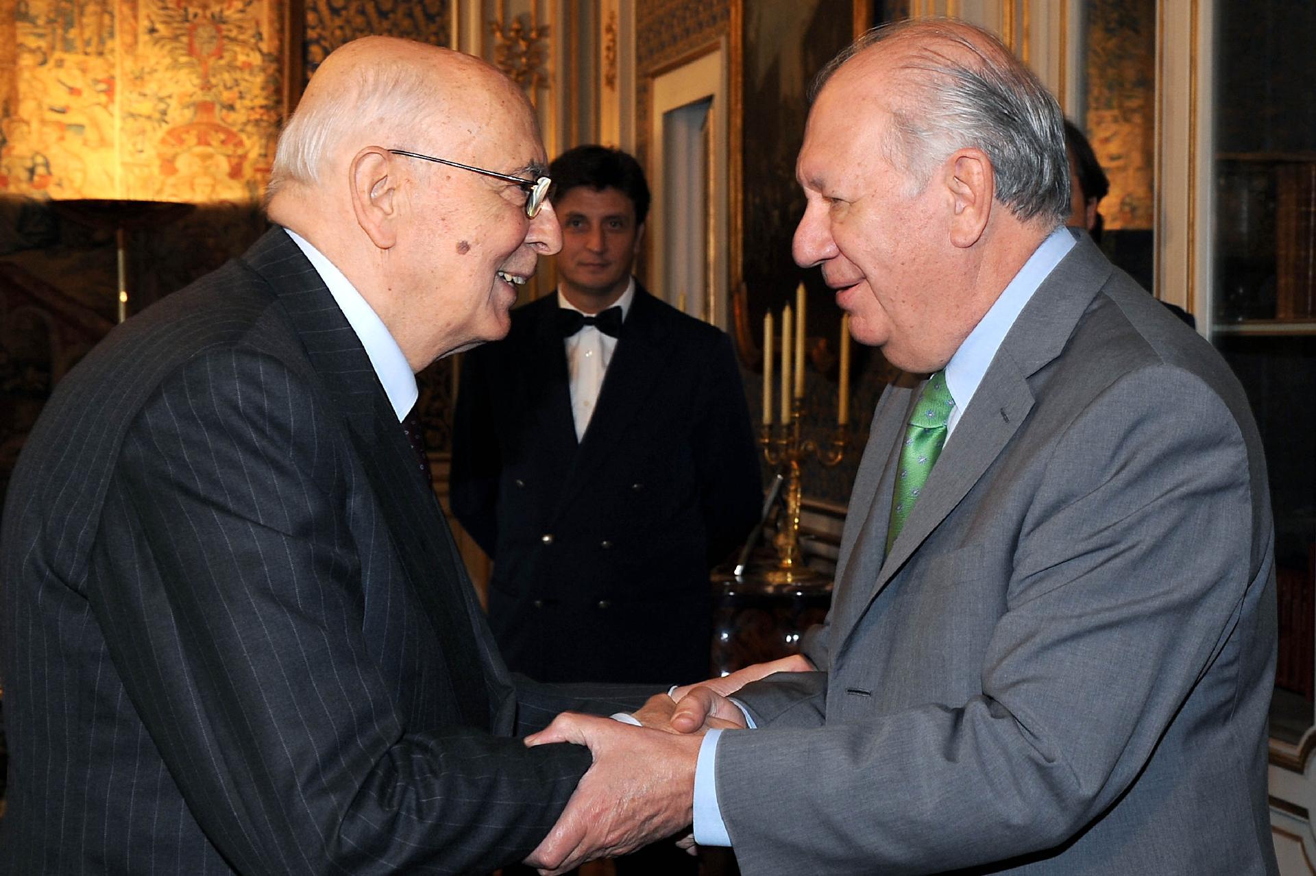 Il Presidente Giorgio Napolitano accoglie il Sig. Ricardo Lagos, già Presidente della Repubblica del Cile, nel suo studio al Quirinale