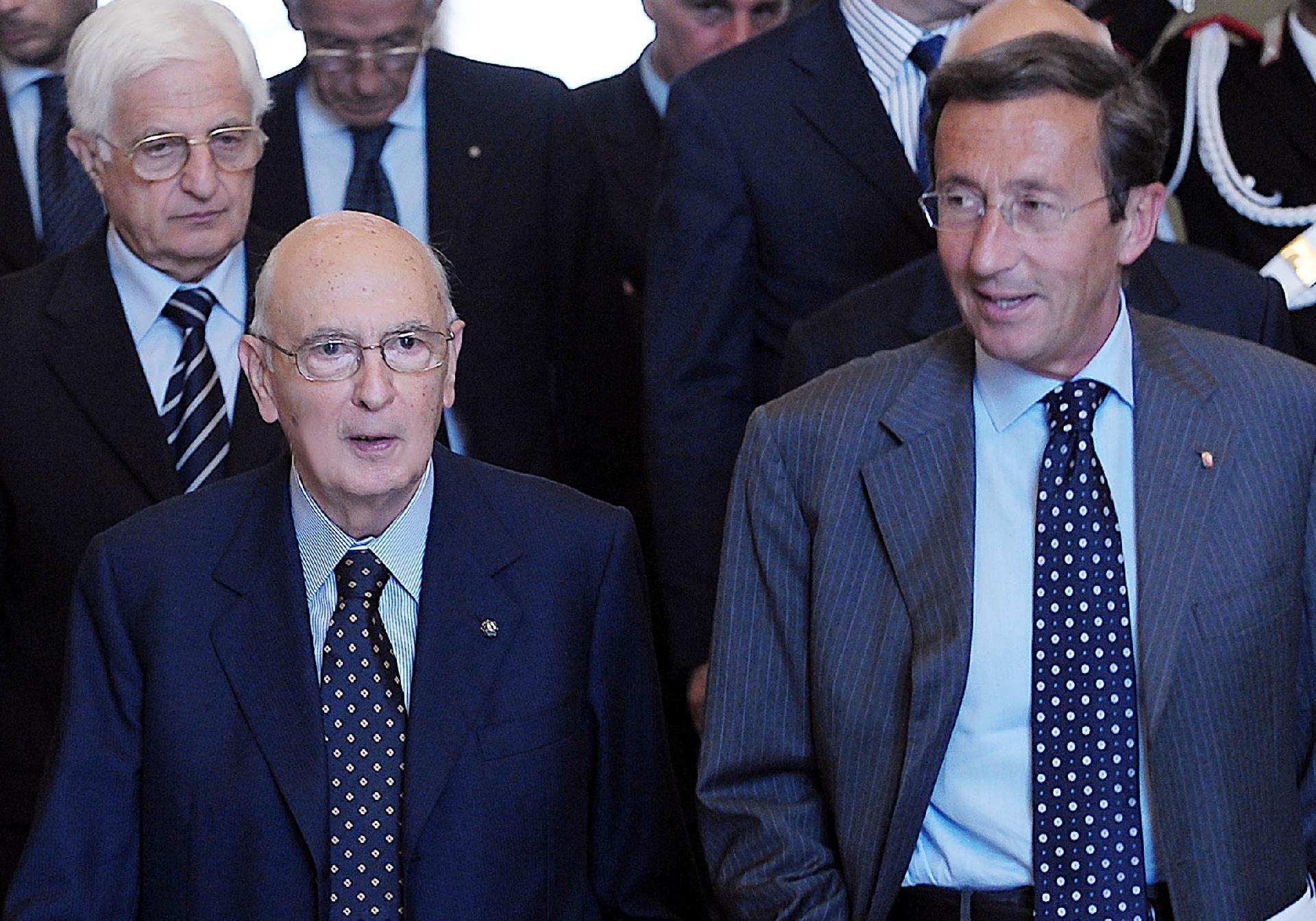 Il Presidente Giorgio Napolitano, accompagnato dal Presidente della Camera Gianfranco Fini e dal Segretario generale del Quirinale, Donato Marra, al termine della presentazione ufficiale del Rapporto finale dell'Associazione Italiadecide "Le politiche per le infrastrutture di interesse nazionale"