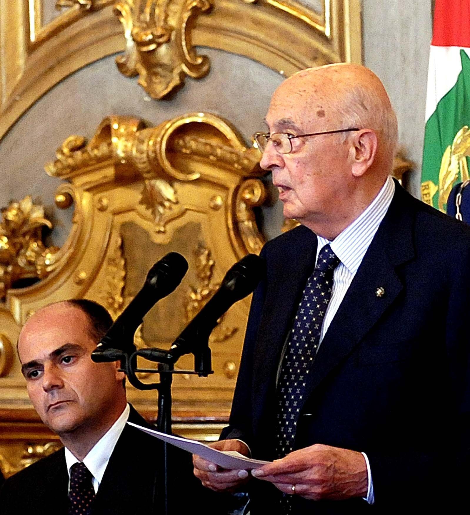 Il Presidente Giorgio Napolitano, a fianco il Presidente dell'Associazione Stampa Parlamentare Pierluca Terzulli, in occasione della consegna del tradizionale &quot;Ventaglio&quot;