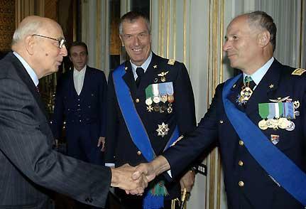 Il Presidente Giorgio Napolitano accoglie nel suo studio i Gen. S.A. Vincenzo Camporini, al centro Leonardo Tricarico, rispettivamente Capo di Stato Maggiore dell'Aeronautica entrante ed uscente.