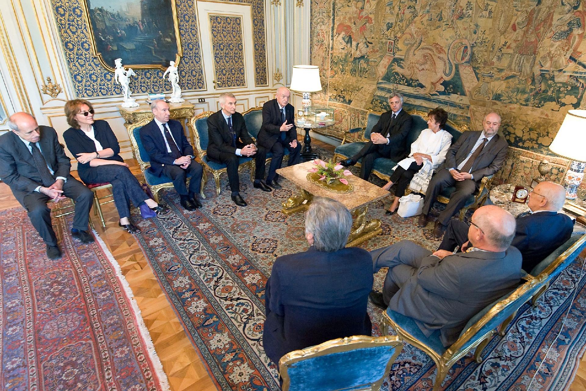 Il Presidente Giorgio Napolitano nel corso dell'incontro con la Commissione Scientifica delle Scuderie del Quirinale, da sinistra Claudio Strinati, Caterina Cardona, Giuseppe Proietti, Umberto Broccoli, Antonio Paolucci, Mario De Simoni, Ida Gianelli e Umberto Croppi