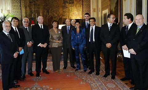 Il Presidente Giorgio Napolitano ed il Segretario generale del Quirinale Donato Marra con i componenti la delegazione della Conferenza dei Presidenti dei Consigli Regionali e delle Province Autonome.