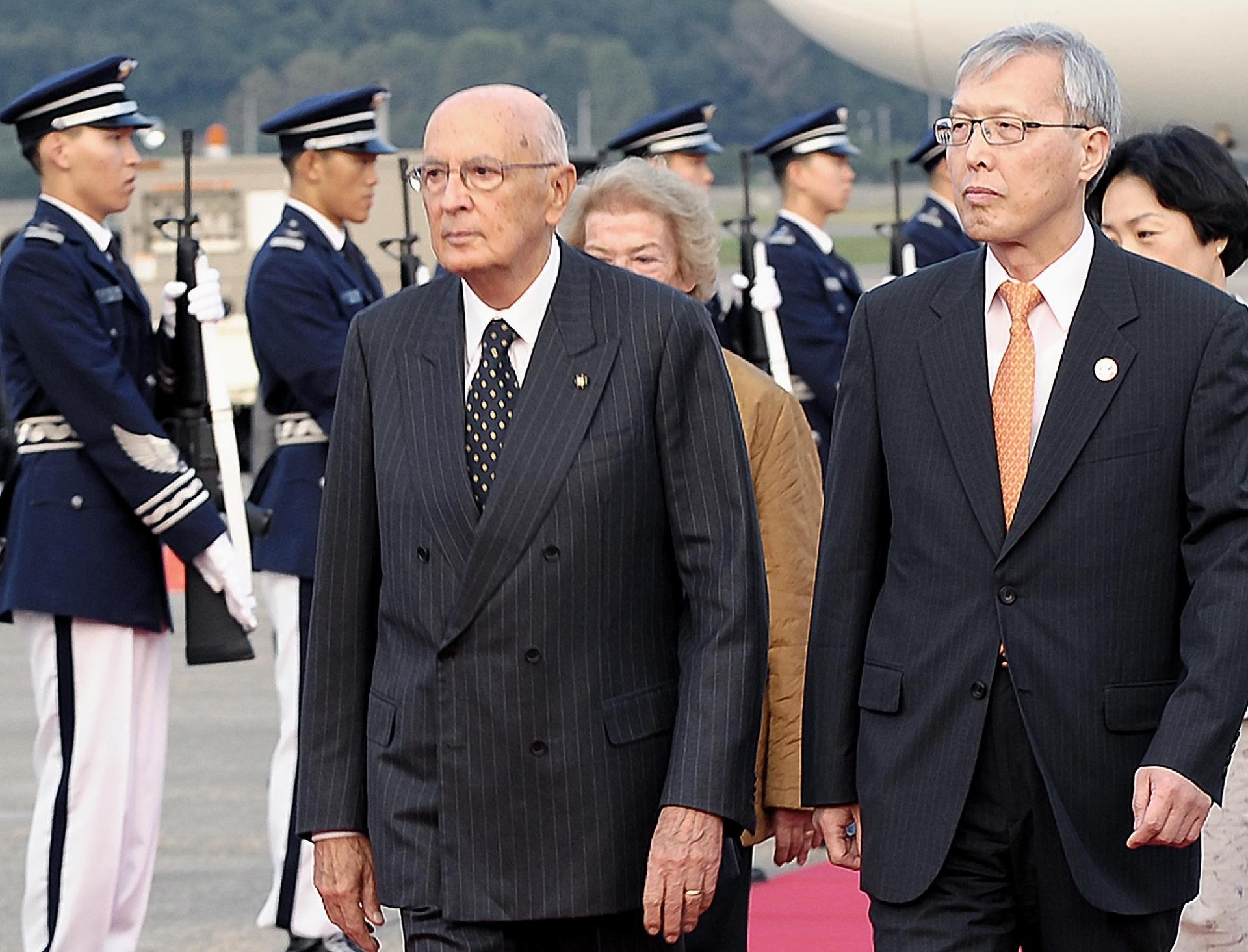 Il Presidente Giorgio Napolitano accolto dal Vice Ministro degli Esteri della Repubblica di Corea, Shin Kak-Soo, al suo arrivo