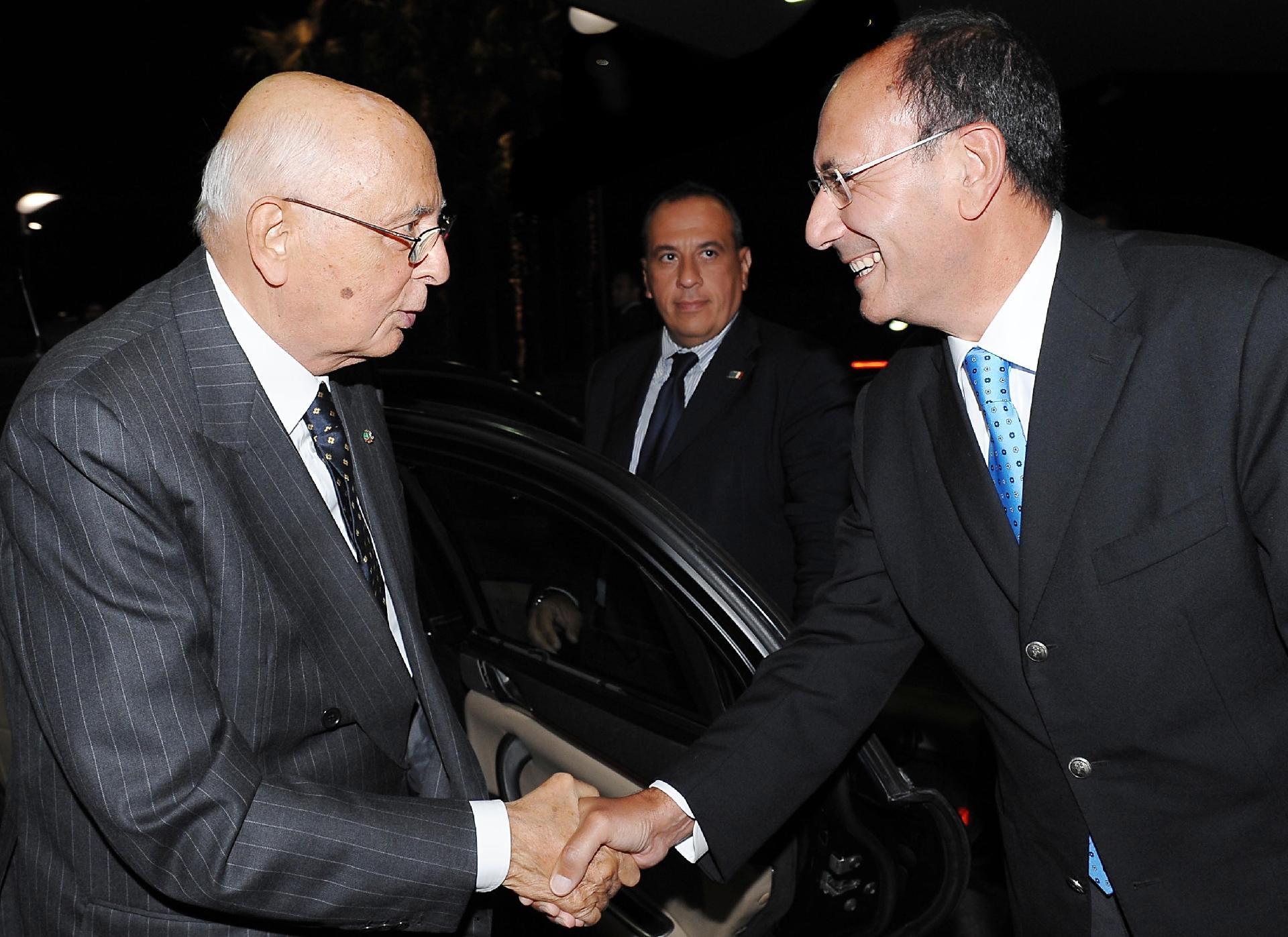 Il Presidente Giorgio Napolitano salutato dal Presidente del Senato Renato Schifani all'aeroporto di Ciampino, poco prima della partenza per Seoul