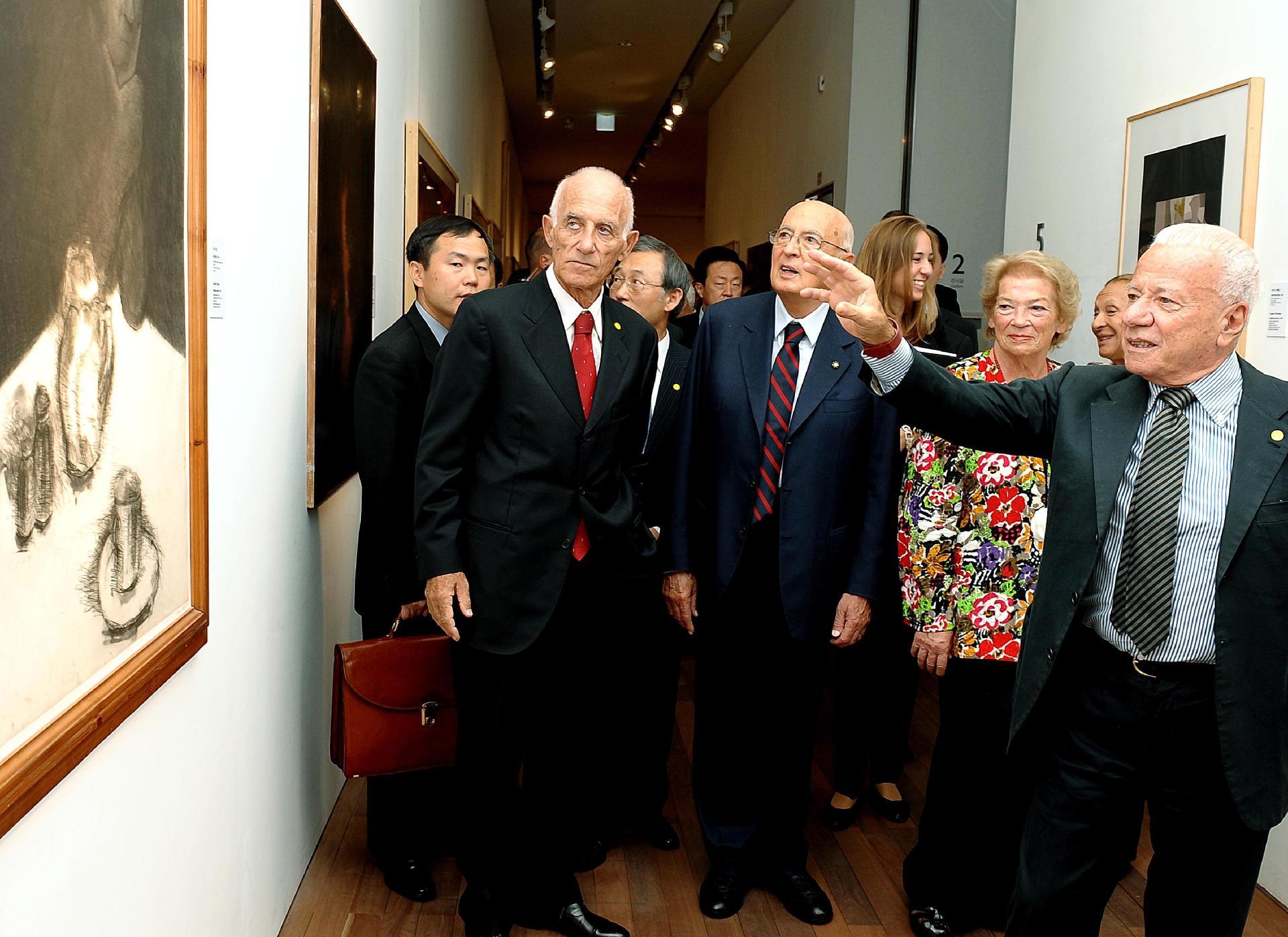 Il Presidente Giorgio Napolitano con la Signora Clio, visita la Mostra illustrata dal curatore Achille Bonito Oliva e Walter Rossi