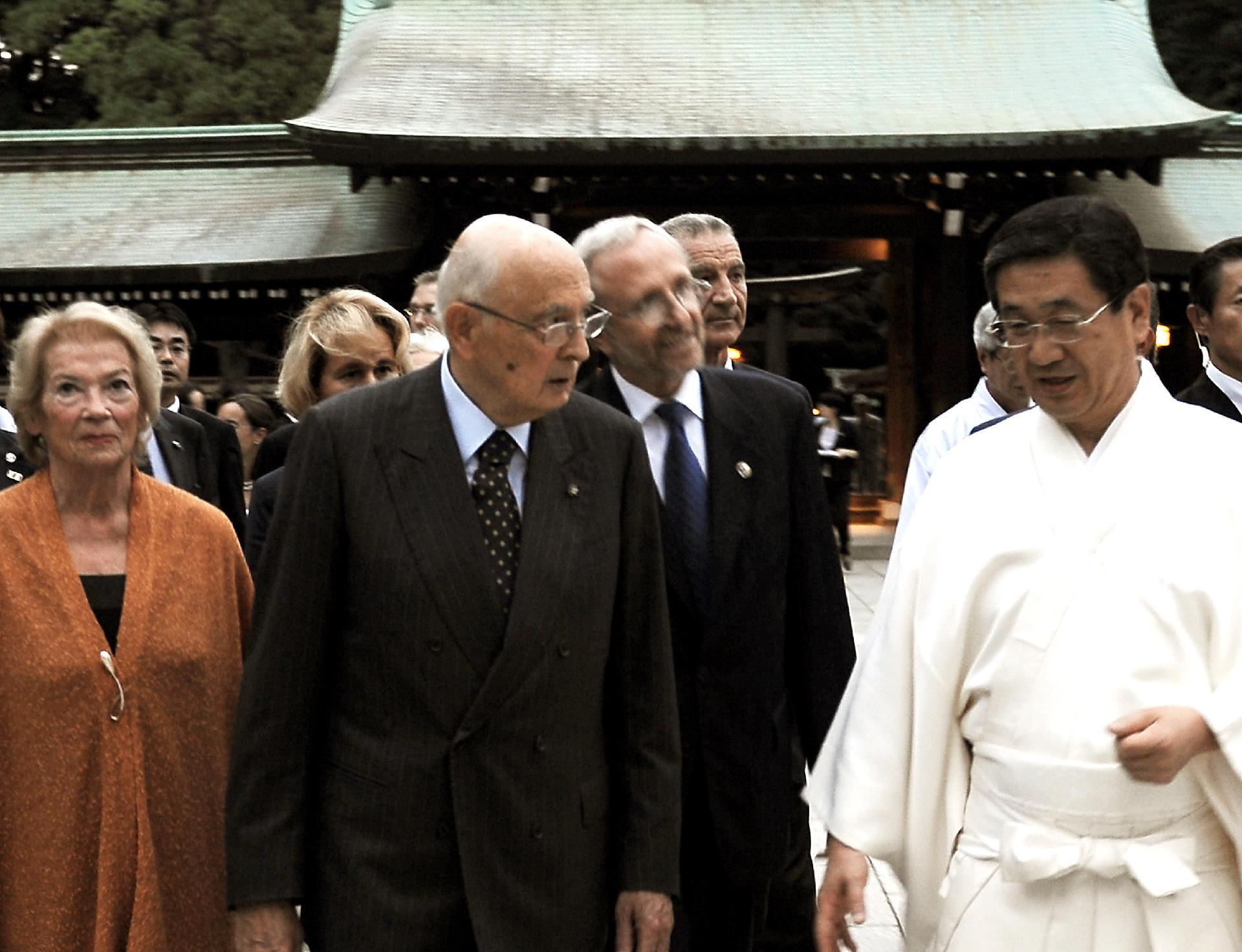 Il Presidente Giorgio Napolitano con la Signora Clio accolti dal Sommo Sacerdote, Nakajima, al santuario "Meiji Jingu"