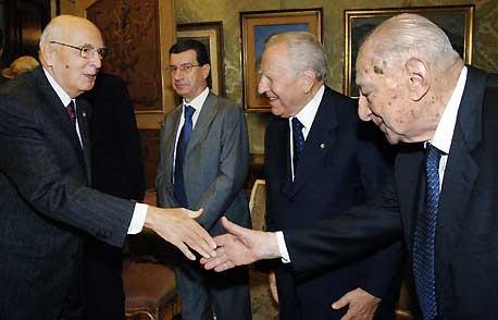 Il Presidente Giorgio Napolitano con Giuliano Vassalli, Presidente Emerito della Corte costituzionale, Carlo Azeglio Ciampi, Presidente Emerito della Repubblica e Vannino Chiti, Ministro dei Rapporti con il Parlamento e Riforme, in occasione della cerimonia di commemorazione del 50° anniversario della Morte di Piero Calamandrei.