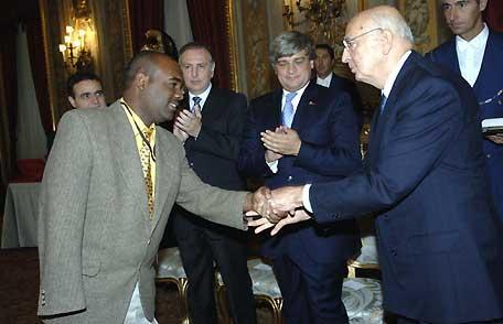 Il Presidente Giorgio Napolitano con il Giornalista Luis Sancion di Santo Domingo premiato per la professionalità e l'esercizio della liberta, esempio di giornalismo di frontiera, in occasione dela cerimonia di consegna dei Premi "Saint-Vincent di Giornalismo".