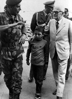 Il Presidente della Repubblica Sandro Pertini con il Gen. Angioni ed il bambino Mustafà a Beirut