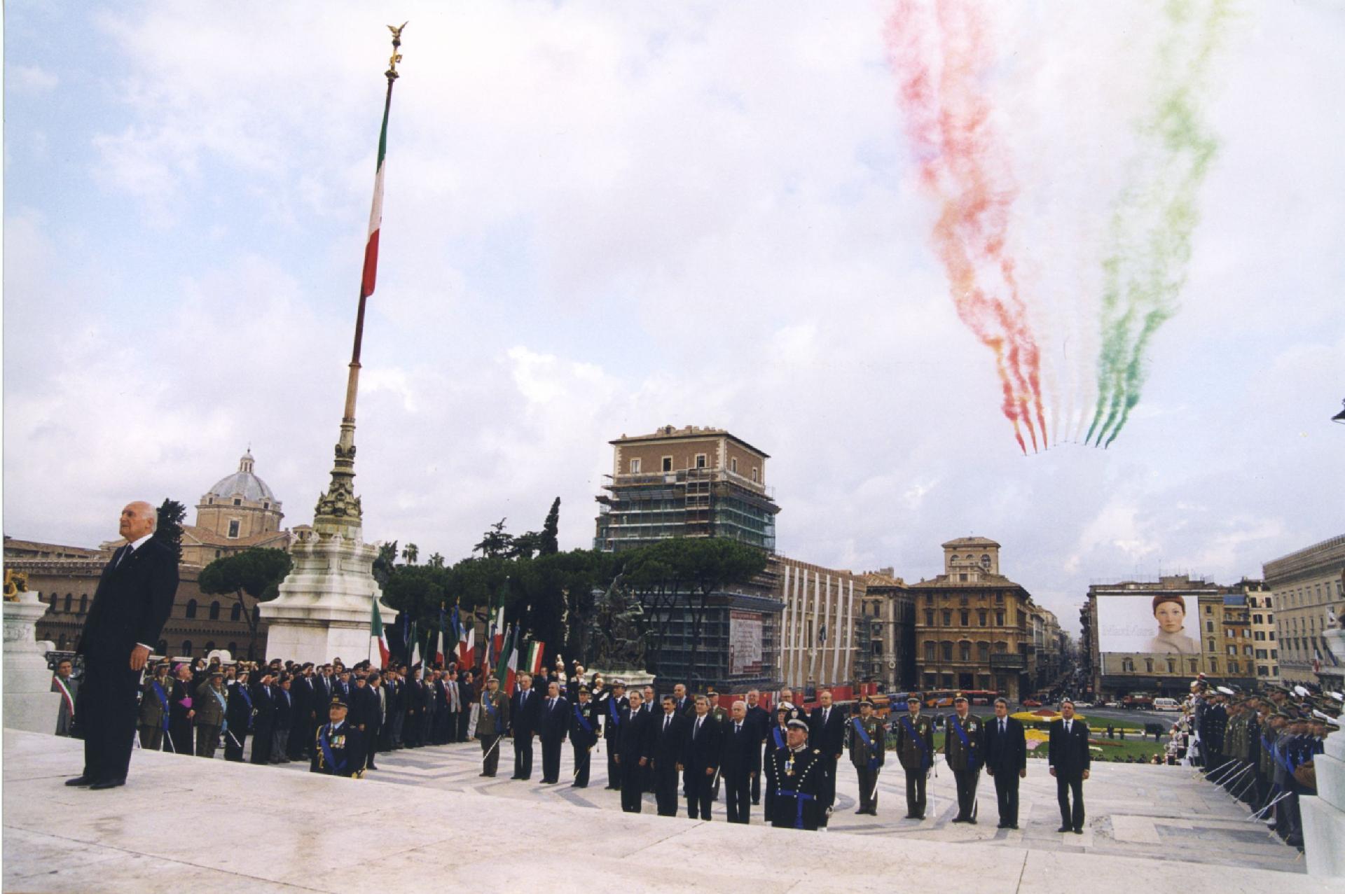 Oscar Luigi Scalfaro il 4 Novembre 1998 all&apos;Altare della Patria a Roma per l&apos;anniversario della Vittoria