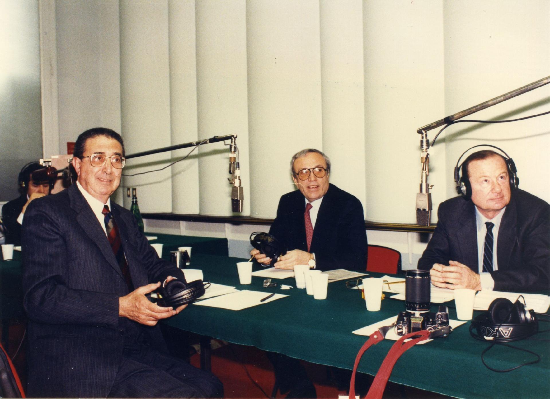 Gianni Bisiach con Franco Nobili, presidente dell&apos;IRI e Gabriele Cagliari, presidente dell&apos;ENI a &quot;Radio anch&apos;io TV&quot; nello studio 8 di via Asiago n. 10 a Roma nel 1991