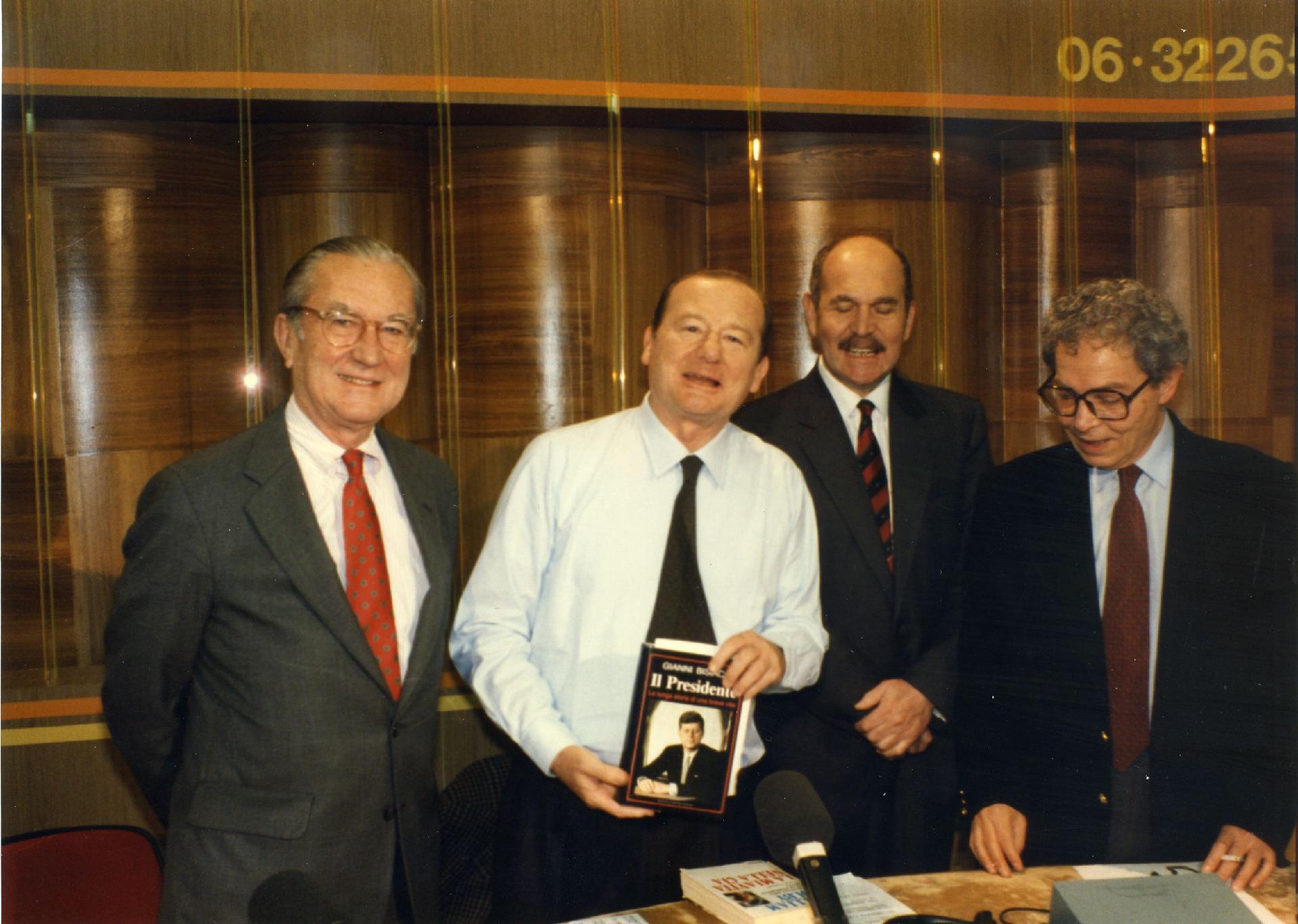Gianni Bisiach con William Colby, ex direttore della CIA, un generale dei Bersaglieri, ex generale del SISMI, e Giovanni Baldari, direttore di Rai Uno a &quot;Radio anch&apos;io&quot; nello studio 8 di via Asiago n. 10 a Roma nel novembre 1992