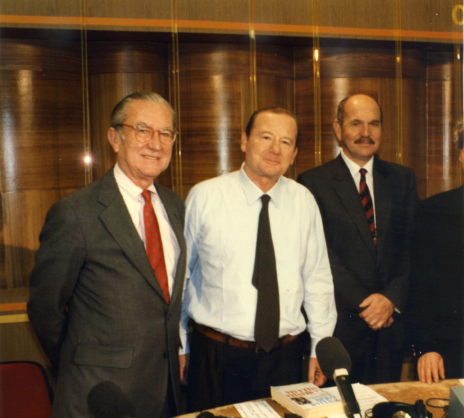 Gianni Bisiach con William Colby, ex direttore della CIA e un generale dei Bersaglieri, ex generale del SISMI, a &quot;Radio anch&apos;io&quot; nello studio 8 di via Asiago n. 10 a Roma nel novembre 1992